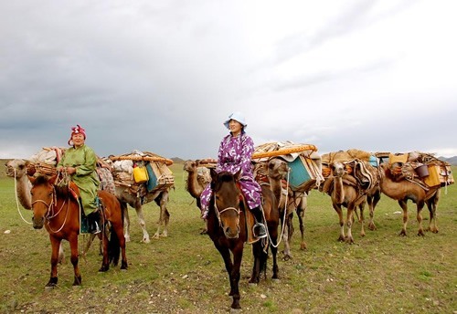 mongolia-women-nomads