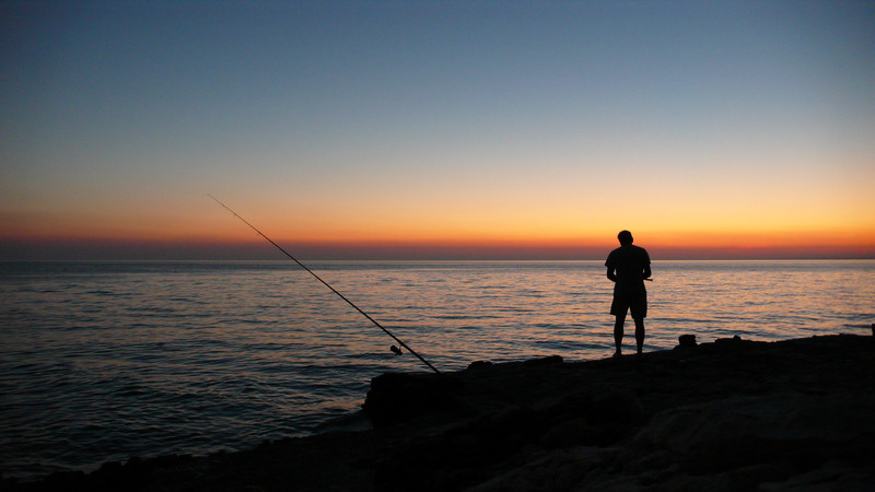 canva-person-fishing-during-sunset-MADGyMLoPgo