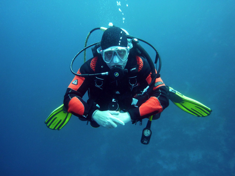 canva-divers,-scuba-divers,-diving,-underwater-MACV4Bf5NFU