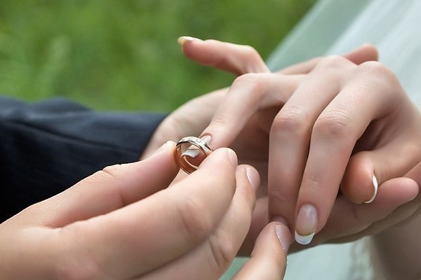 Обручальные кольца носят только половина супругов. Почему меняется отношение к символу брака