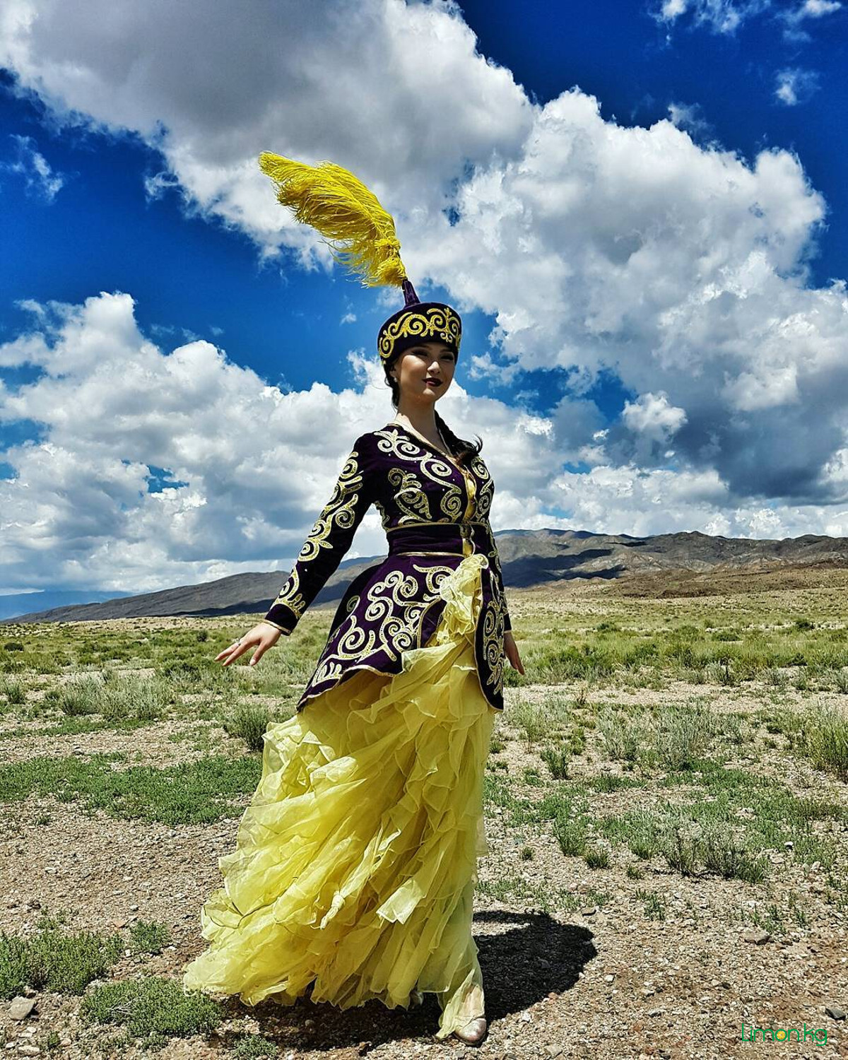 Алай. Кыргызская невеста Катынь Арт в национальной одежде и украшениях
