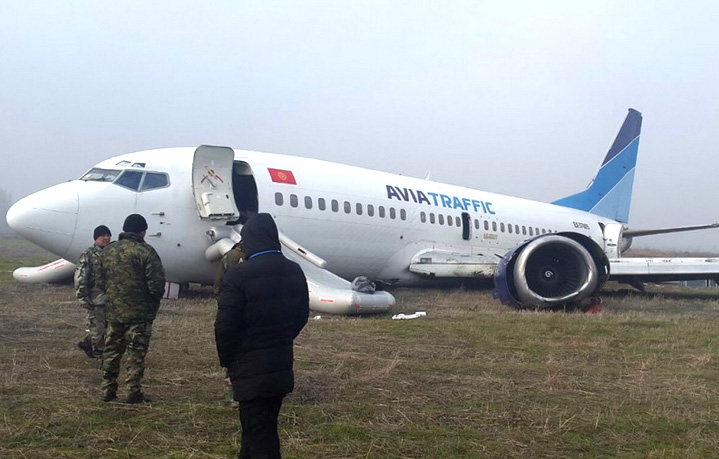 Самолет Боинг-737 совершил жесткую посадку с разрушениями шасси и крыла