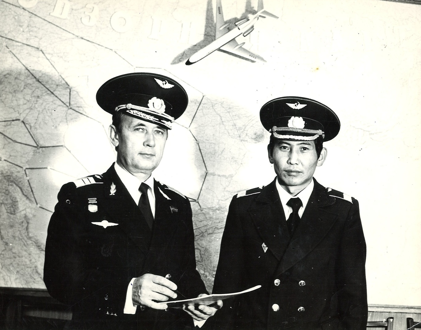 Первый начальник аэропорта «Манас» Сатаркулов Э.Б. и начальник управления КУГА Ежов В.Д., 1980 г.