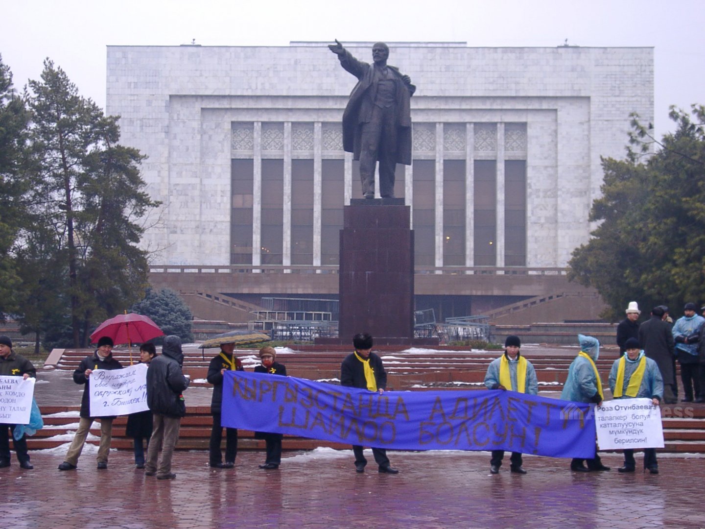 Роза Отунбаева начала митинги оппозиции / Фото АКИpress