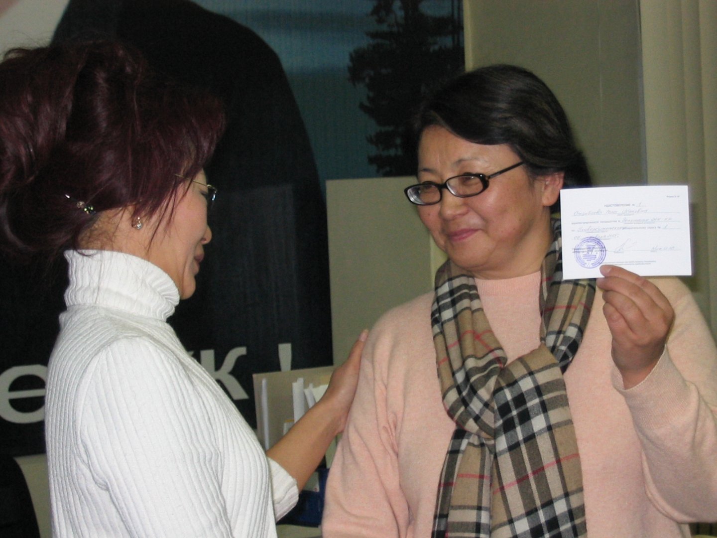 Роза Отунбаева получает документ о регистрации