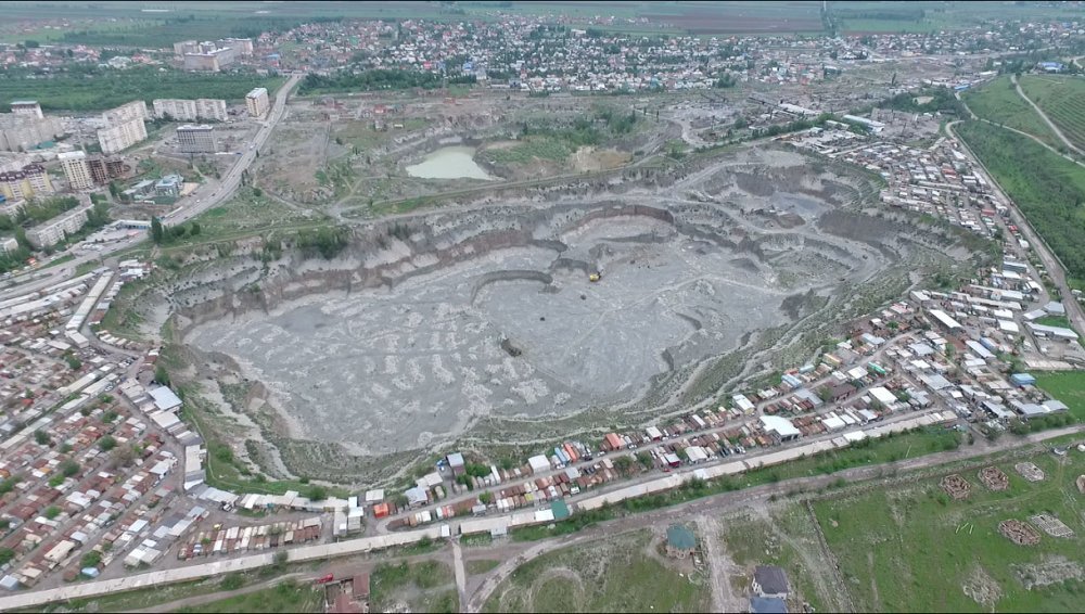 Как появилась гигантская воронка на окраине Бишкека?