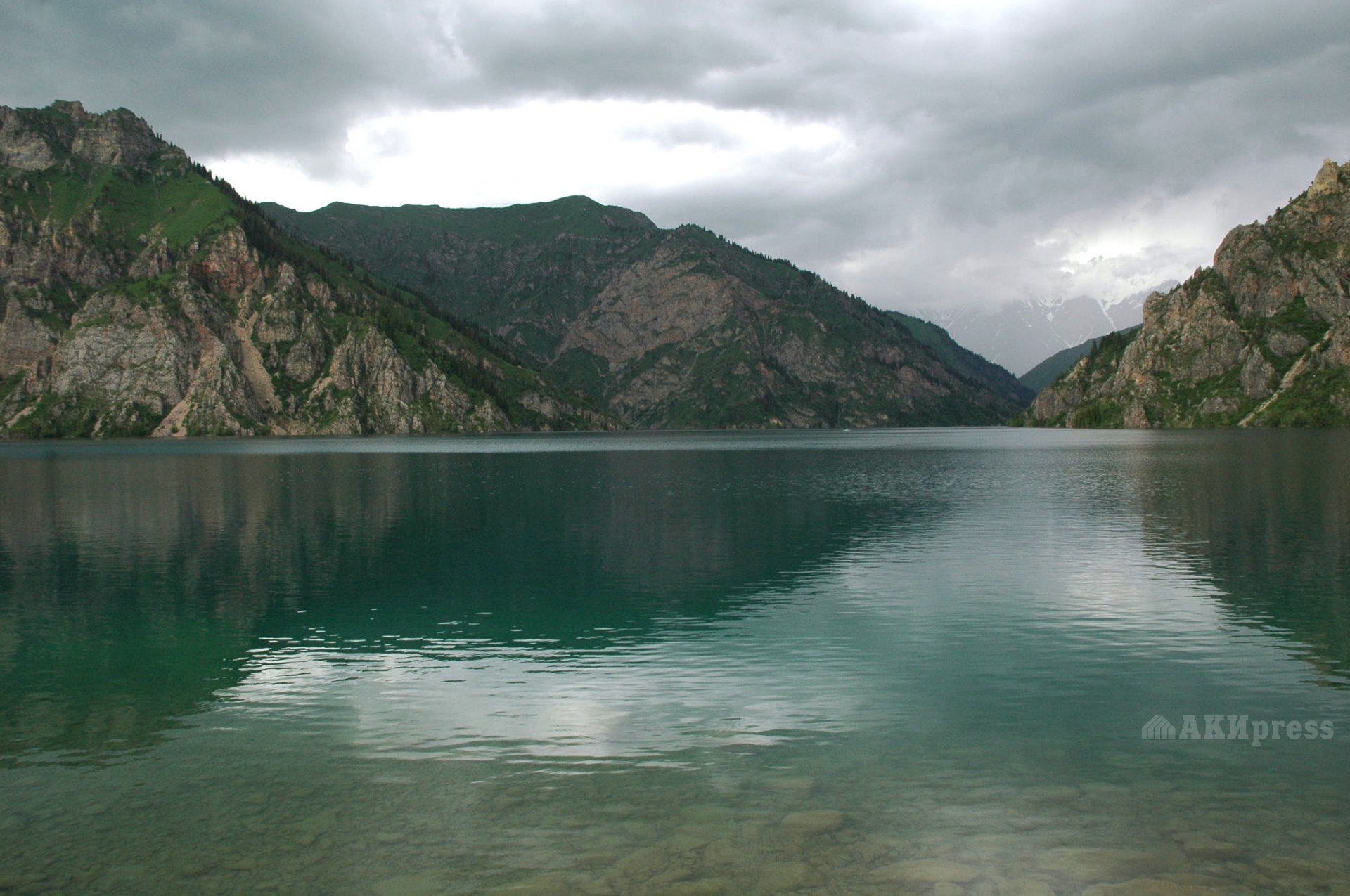 Озеро Сары Челек Ташкумыр