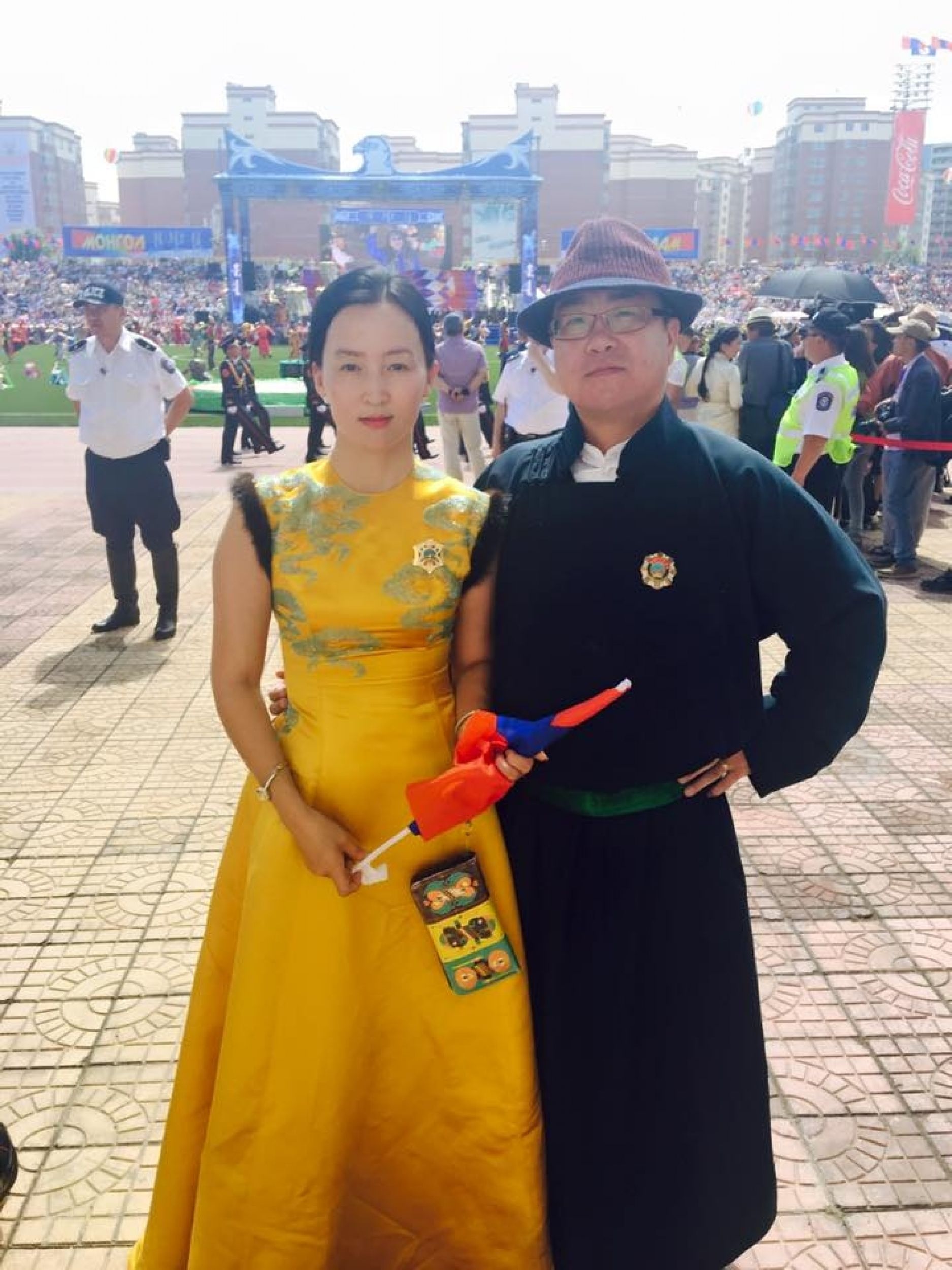 8 монгольских красавиц в национальных костюмах