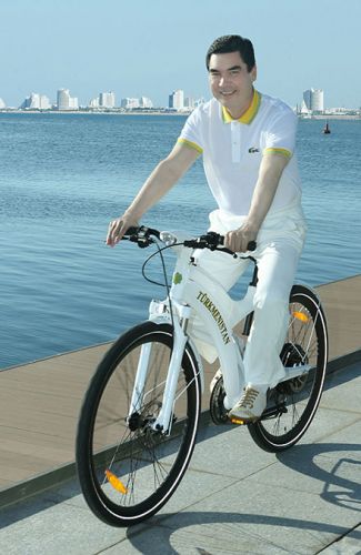 Президент Туркаменистана на велопрогулке