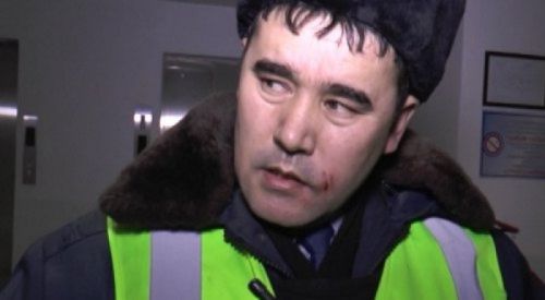 Избитый полицейский в Алматы
