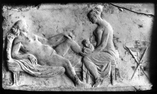 Ancient_Roman_relief_carving_of_a_midwife_Wellcome_M0003964