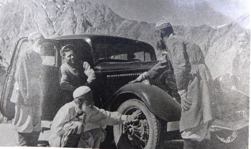 Октябрь 1940 года. Старики-памирцы осматривают машину, впервые прибывшую в Хорог из Душанбе по Большому Памирскому тракту.