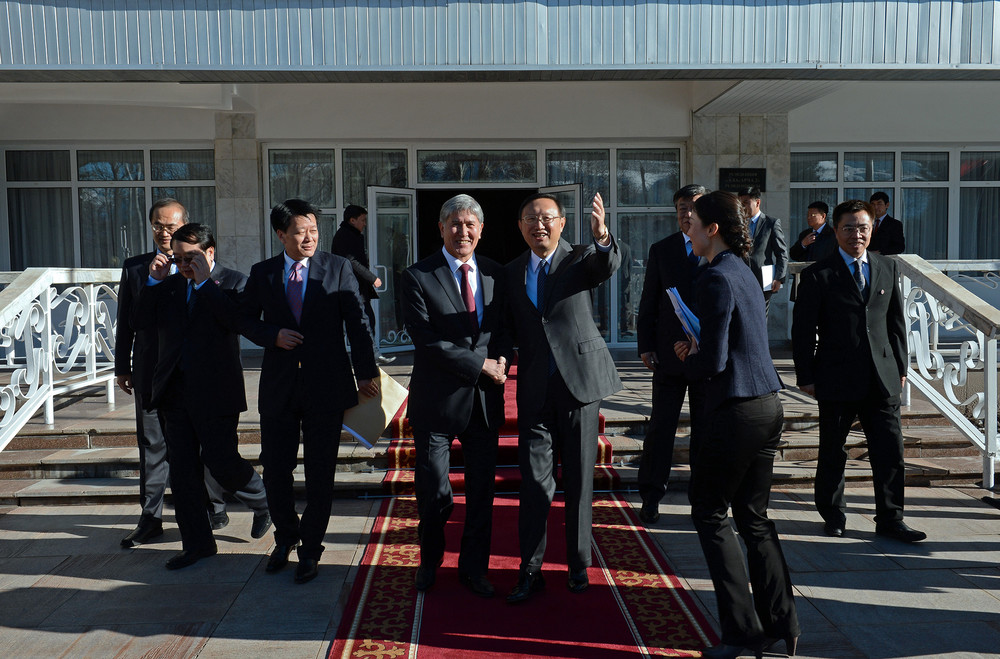 Встреча с членом Государственного совета Китайской Народной Республики Ян Цзечи, прибывшим в страну с официальным визитом в качестве специального представителя председателя КНР Си Цзиньпиня (29 декабря 2014 года, Государственная резиденция «Ала-Арча»)