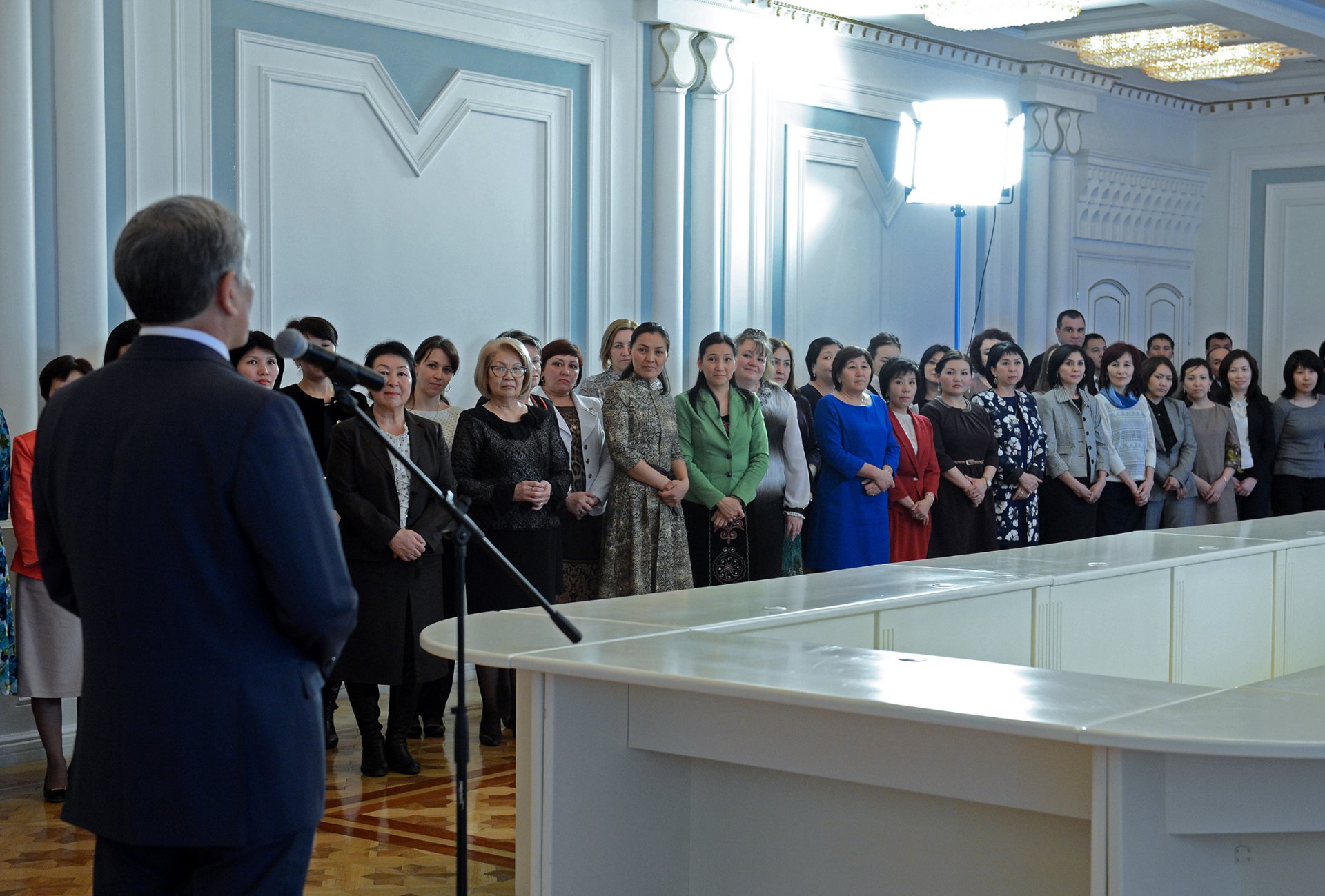 Поздравление сотрудниц Аппарата президента КР с Международным женским днем (6 марта 2015 года, город Бишкек)
