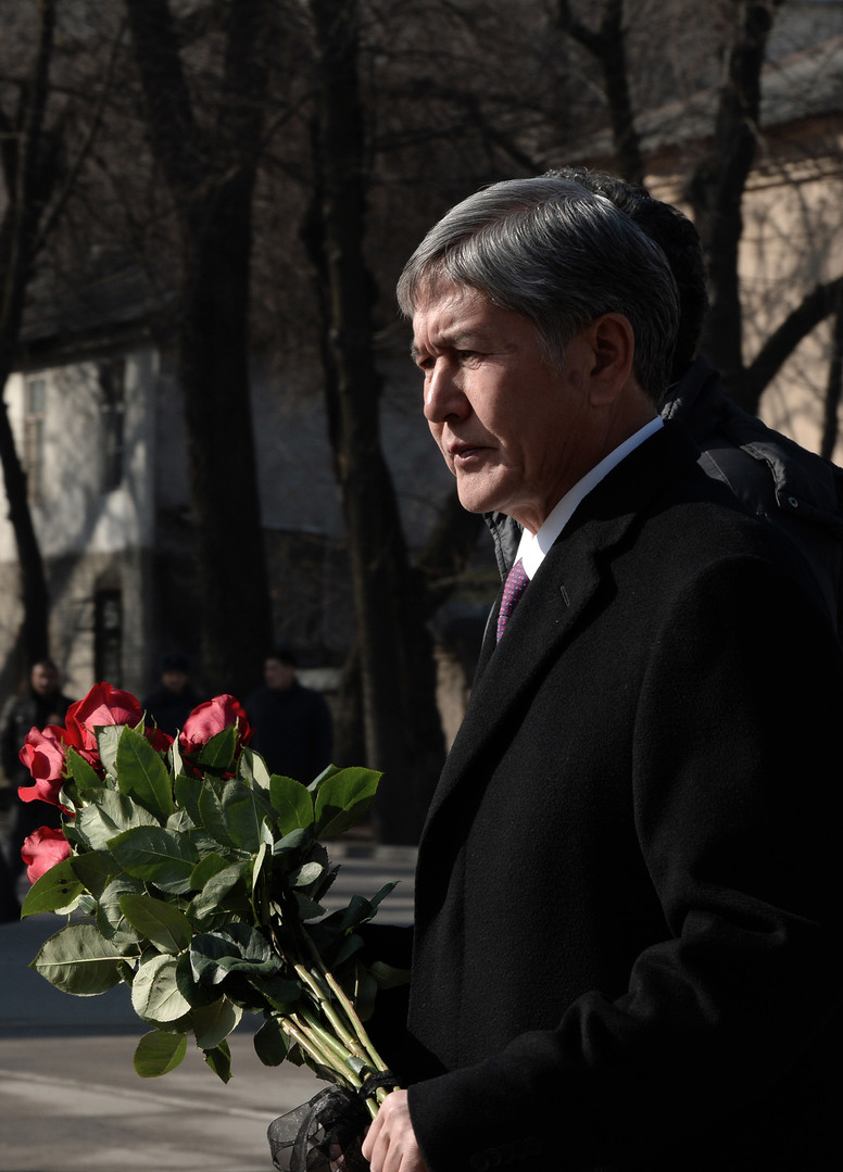 Возложение цветов к Монументу памяти погибших за свободу народа во время Аксыйских событий 2002 года и Апрельских событий 2010 года (17 марта 2015 года, центральная площадь «Ала-Тоо», город Бишкек)