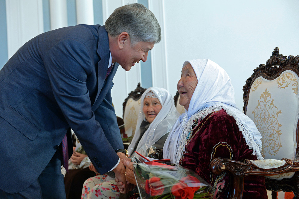 Церемония награждения многодетных матерей страны орденами «Баатыр эне» в канун празднования Дня матери (16 мая 2015 года, город Бишкек)
