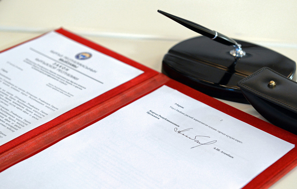 Подписание закона «О ратификации международных договоров по присоединению Кыргызской Республики к Договору о Евразийском экономическом союзе от 29 мая 2014 года» (21 мая 2015 года, город Бишкек)