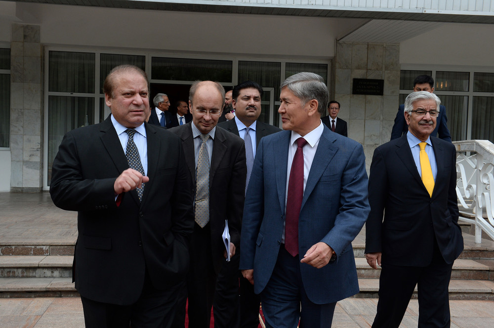 Встреча с премьер-министром Пакистана Навазом Шарифом, прибывшим в страну с официальным визитом (21 мая 2015 года, Государственная резиденция «Ала-Арча»)