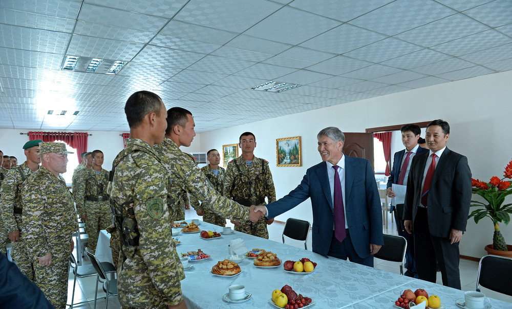 Обед в столовой с военнослужащими военного городка № 52870  (26 мая 2015 года, город Кок-Жангак Сузакского района Джалал-Абадской области)