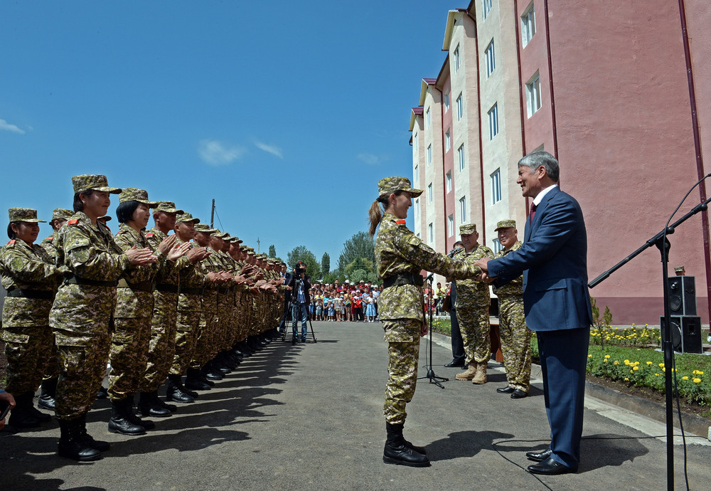 Церемония открытия двух многоэтажных домов для военнослужащих воинских частей, дислоцирующихся в Ошском гарнизоне (15 июня 2015 года, город Ош)