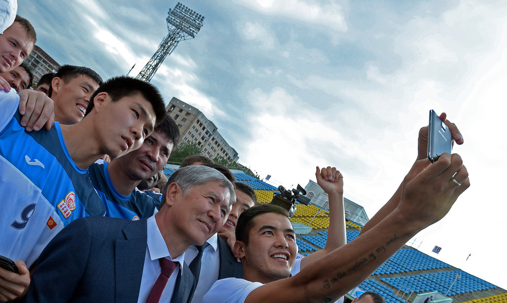Посещение тренировки национальной сборной Кыргызстана по футболу накануне матча со сборной Австралии (15 июня 2015 года, стадион имени Д. Омурзакова, город Бишкек)