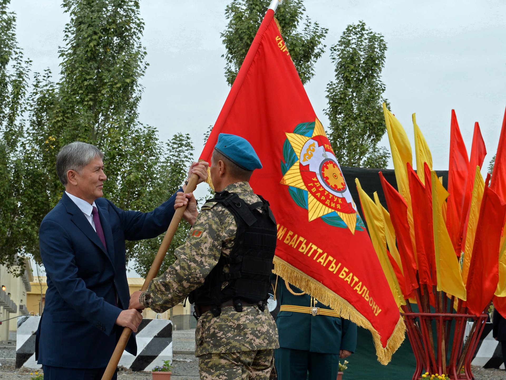 Вручение Боевого знамени сформированной воинской части Национальной гвардии Кыргызской Республики №708 – отдельному батальону оперативного назначения (20 июля 2015 года)