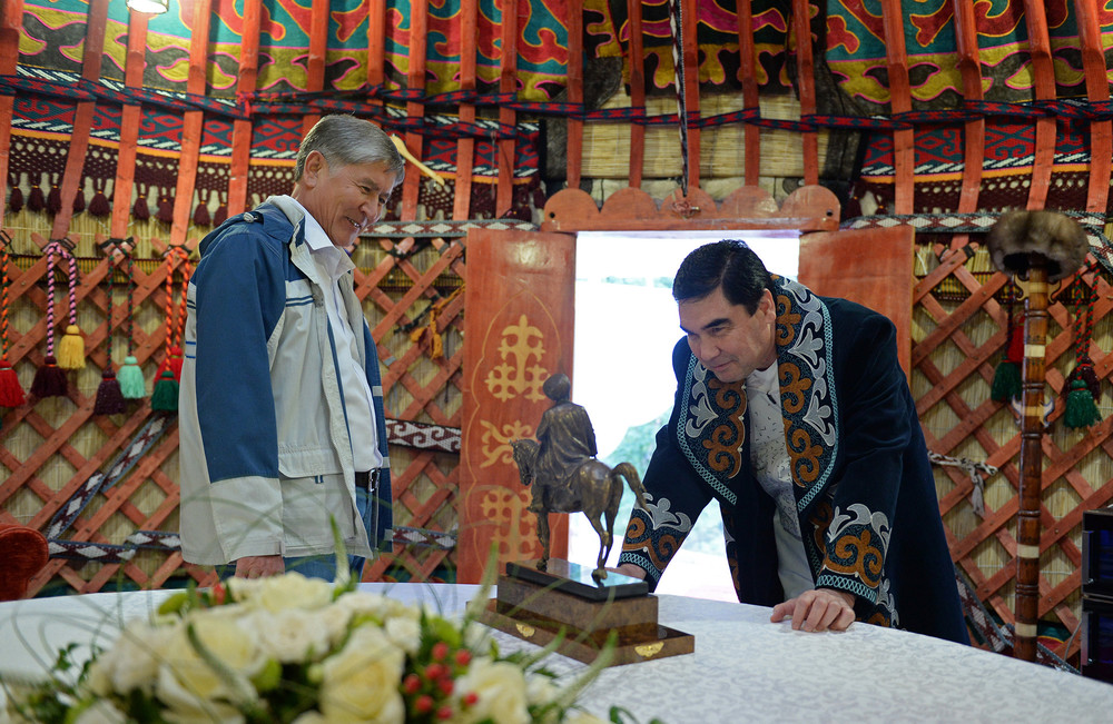 С президентом Туркменистана Гурбангулы Бердымухамедовым, прибывшим в страну с государственным визитом (5 августа 2015 года, Государственный природный парк «Ала-Арча»)