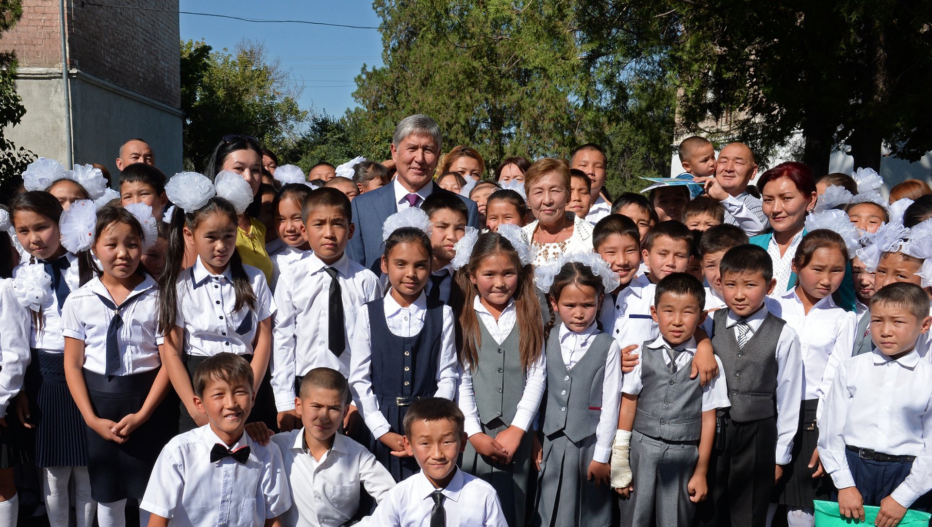 Торжественная линейка в Бишкекской  гимназии–интернате №1 им. А.Каниметова (1 сентября 2015 года, город Бишкек)