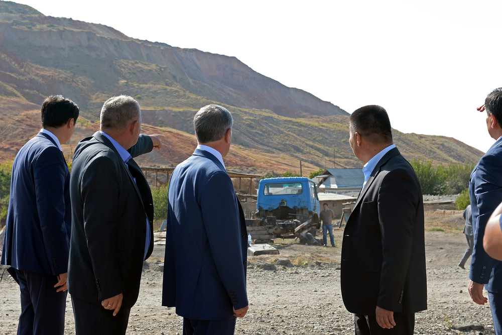 В поселке Алмалык, где была зафиксирована активизация оползня (17 сентября 2015 года, Баткенская область)