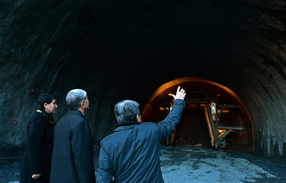 Ознакомление с  ходом строительства тоннеля через перевал «Кугарт» на альтернативной дороге Север-Юг (29 сентября 2015 года, Джалал-Абадская область)