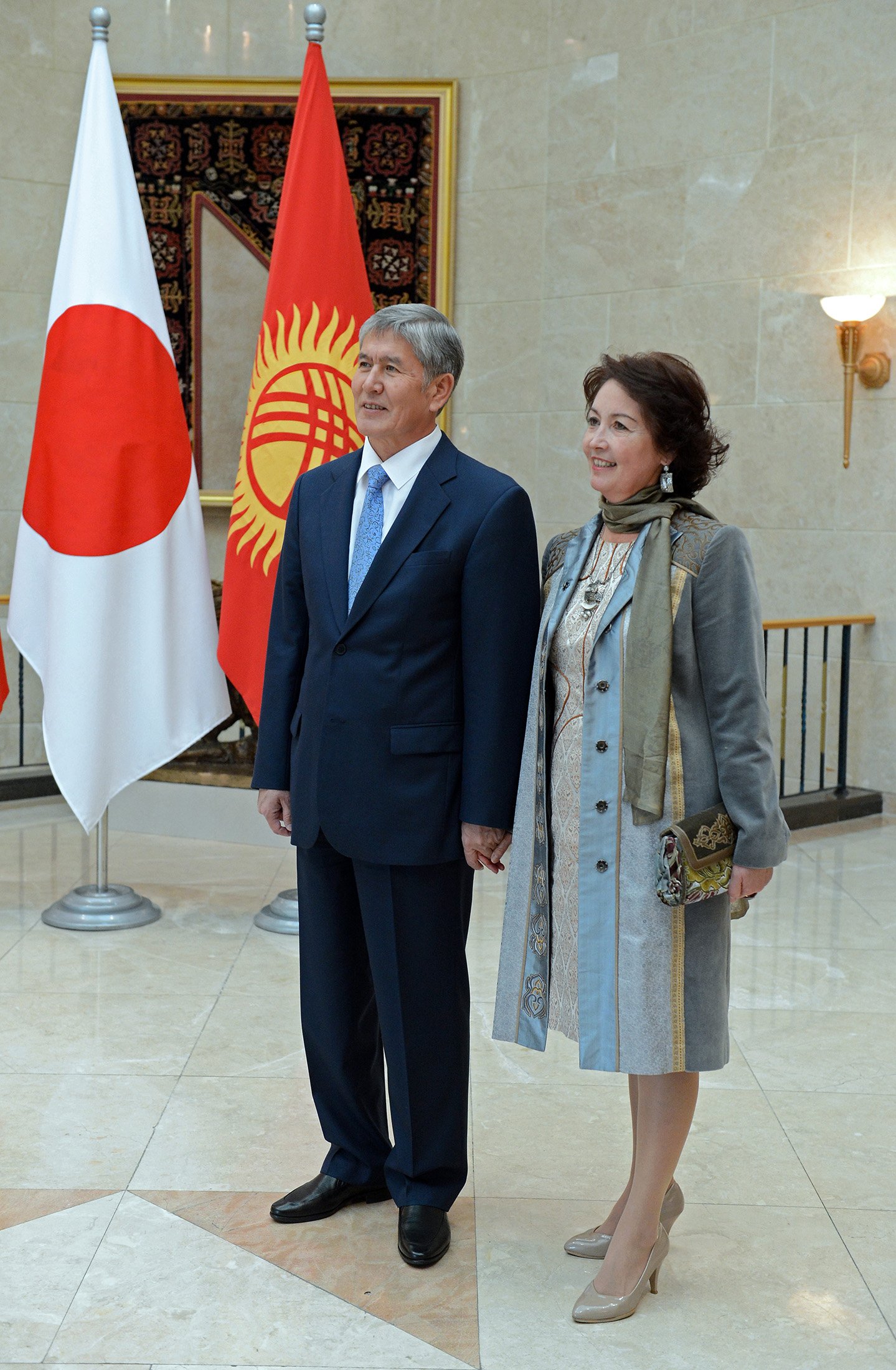 Перед встречей с премьер-министром Японии Синдзо Абэ, прибывшим в страну с официальным визитом (26 октября 2015 года, Государственная резиденция «Ала-Арча»)