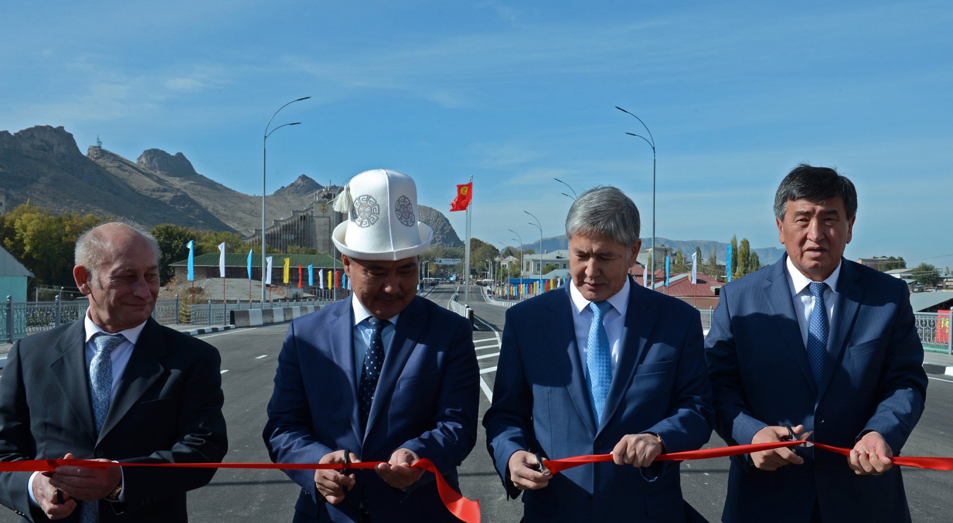Церемония открытия эстакадного моста, расположенного по улице Навои города Ош (28 октября 2015 года)