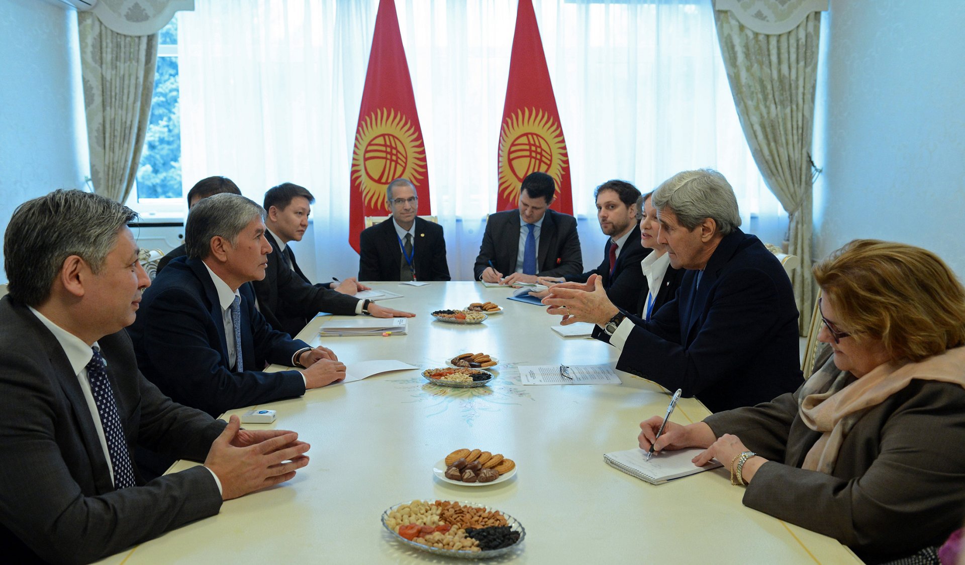 В ходе переговоров с государственным секретарем США Джоном Керри, прибывшим в страну с визитом (31 октября 2015 года, Государственная резиденция «Ала-Арча»)