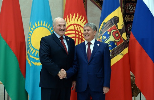 президент Беларуси Александр Лукашенко и А.Атамбаев
