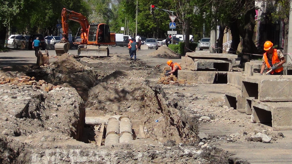 МП Бишкектеплосеть ведет ремонт сетей в Бишкеке