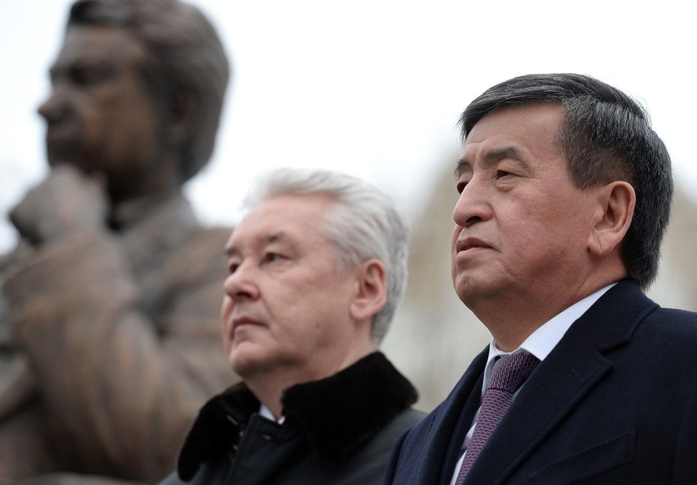 Собянин и Жээнбеков на открытии памятника Айтматову в Москве
