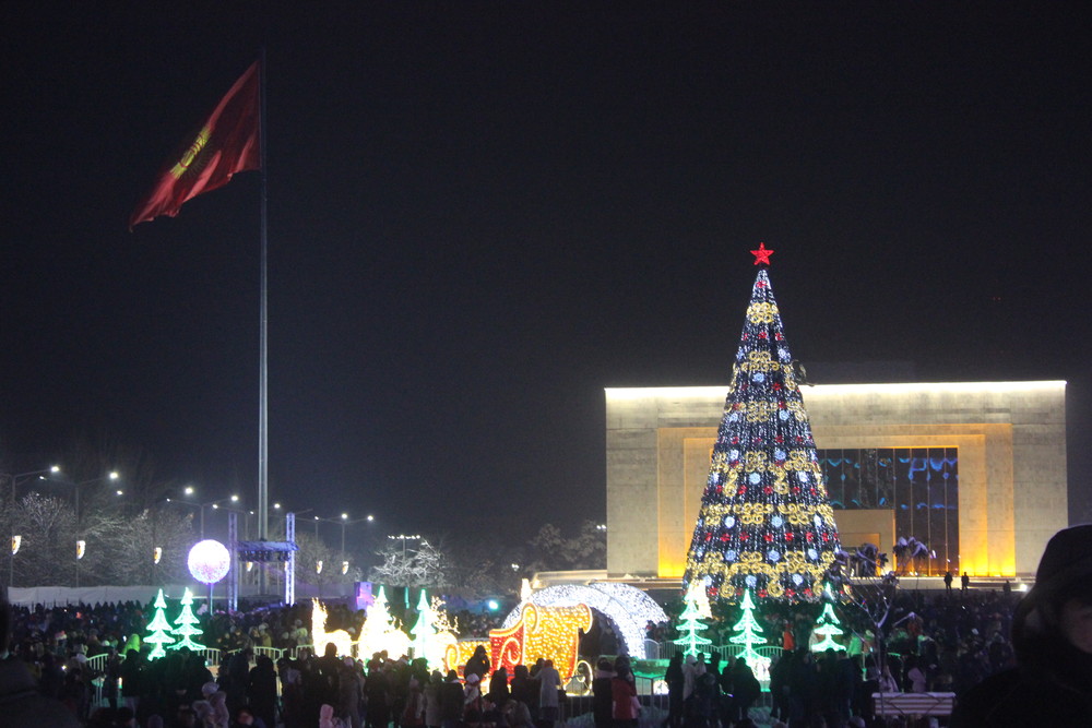 Новогодняя елка на площади Ала-Тоо