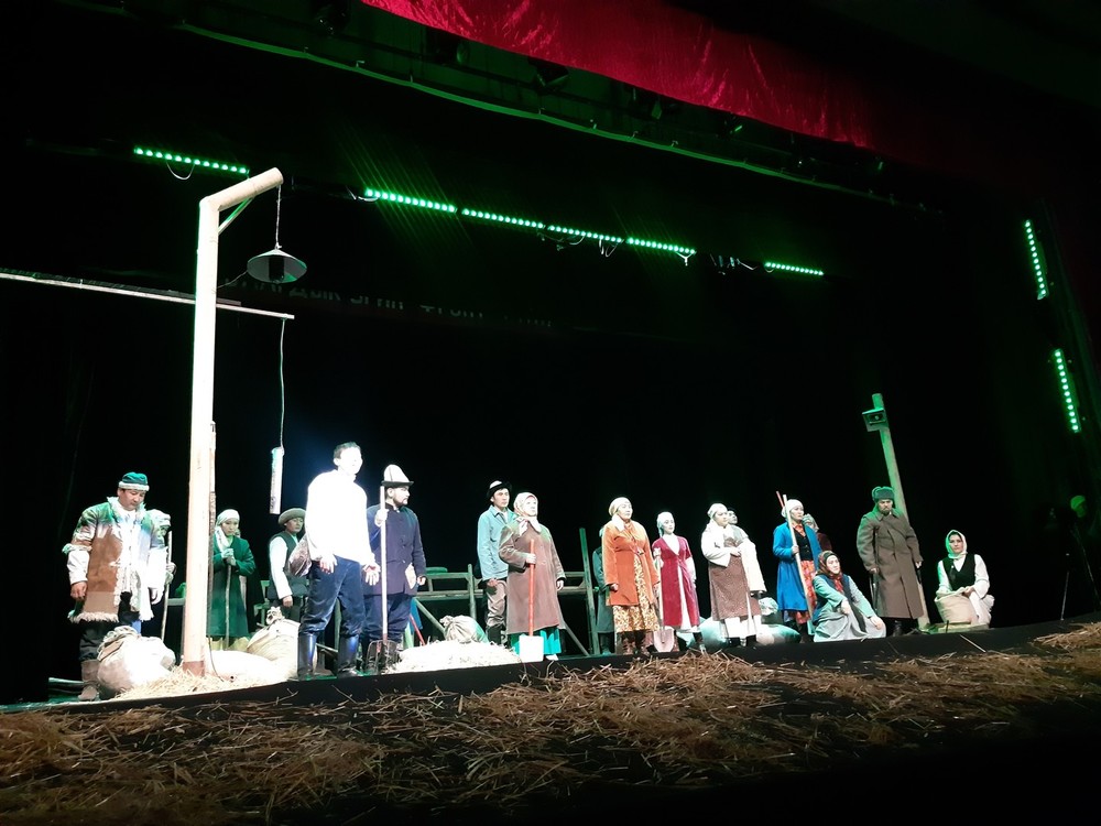 Не было мест: В Нарыне представили спектакль «Жамиля», синтезированный с кино