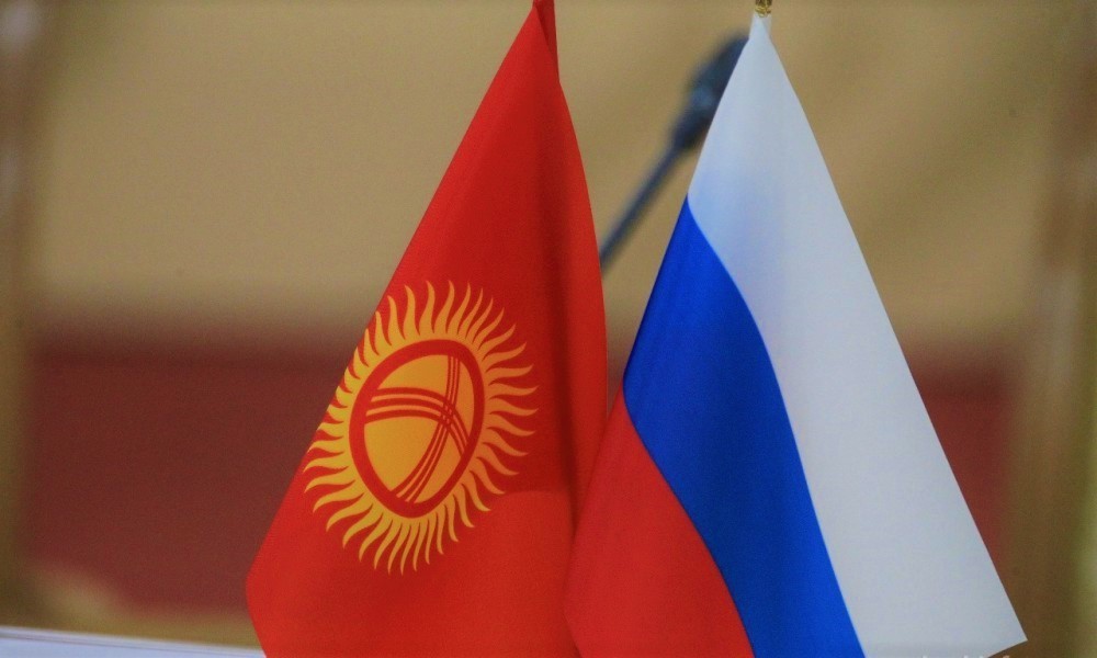 Флаги Кыргызстана и России