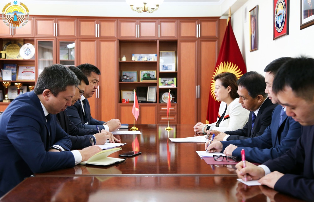 Министр сельского хозяйстваКР Нурбек Мурашев и посол Китая в КР Ду Дэвэнь