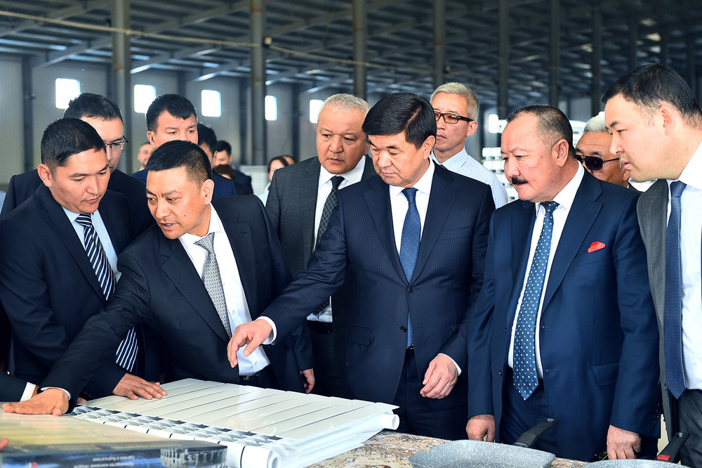ремьер-министр  Мухаммедкалый Абылгазиев на открытии завода по производству монолитных  биметаллических радиаторов