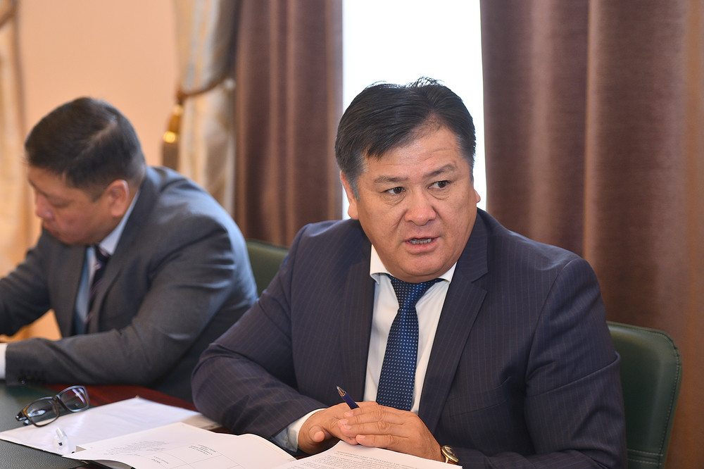 Слева-направо: Глава Гостаможенной службы Алмаз Онолбеков, глава Госфинразведки Гуламжан Анарбаев.