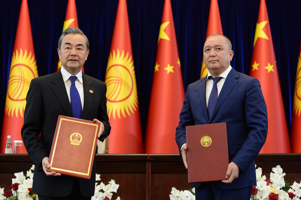 Слева направо: член Государственного совета, министр иностранных дел КНР Ван И и глава ГСБЭП Бакир Таиров