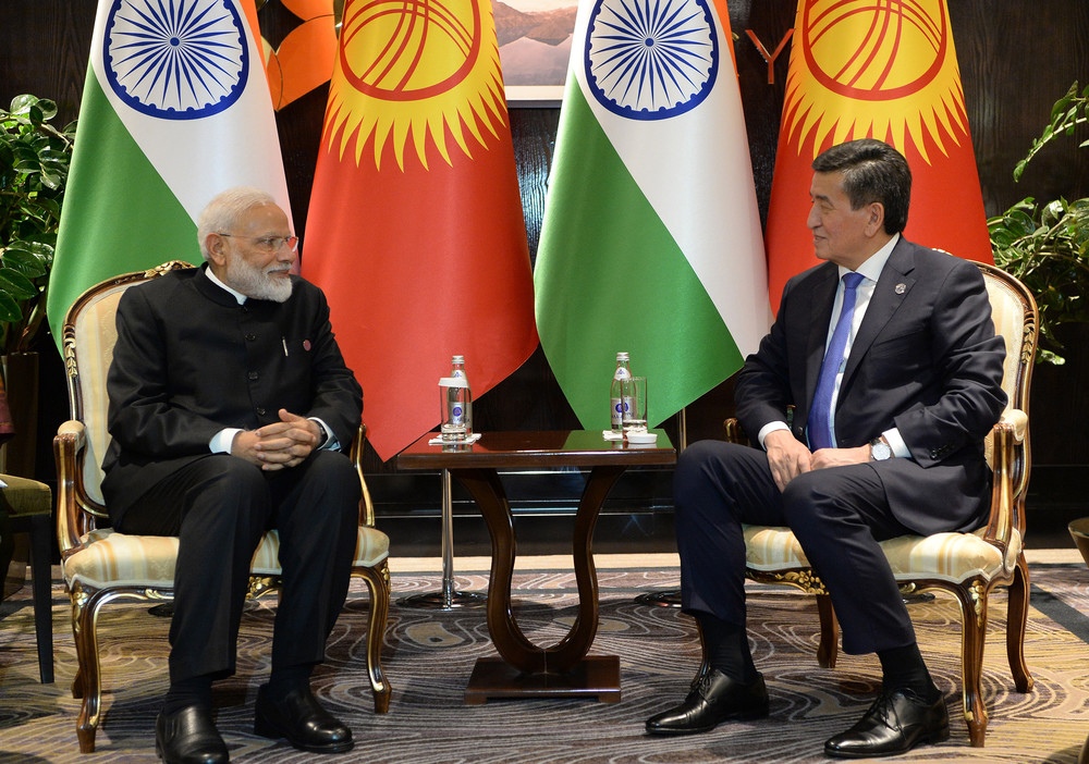 Премьер-министр Индии Нарендра Моди и президент Кыргызстана Сооронбай Жээнбеков