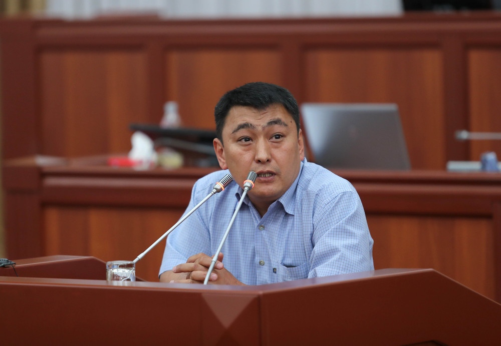 Нурлан Омуркул уулу (10 мая 2018 года на пленарном заседании по комиссии по ТЭЦ Бишкека)