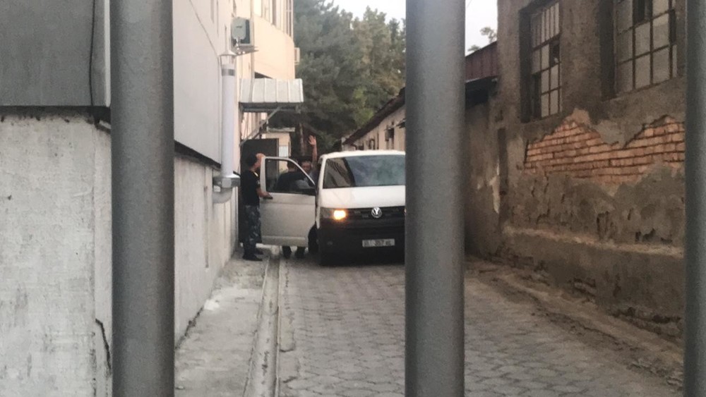 Спецназ привез сторонников А.Атамбаева в МВД