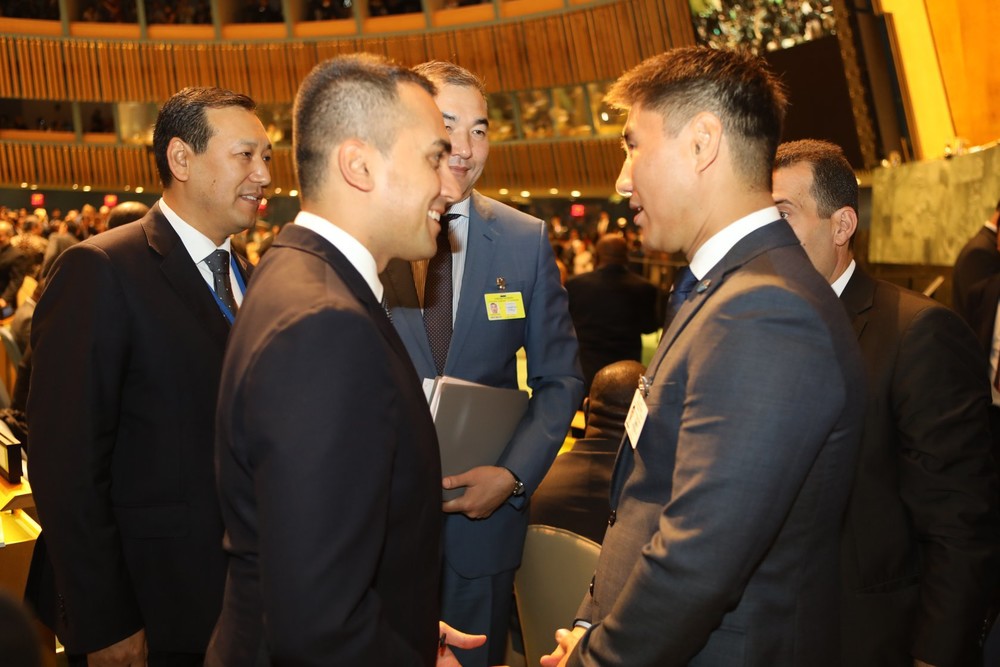 Министр иностранных дел и международного сотрудничества Италии Луиджи Ди Майо и министр иностранных дел Кыргызстана Чингиз Айдарбеков