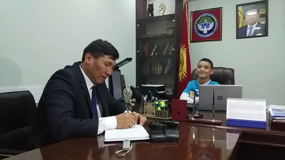 Во время мероприятия министр труда и социального развития Улукбек Кочкоров условно снял с себя полномочия министра