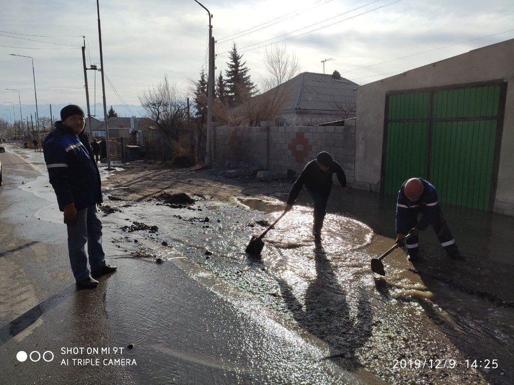 В Балыкчы прорвало водопроводную трубу