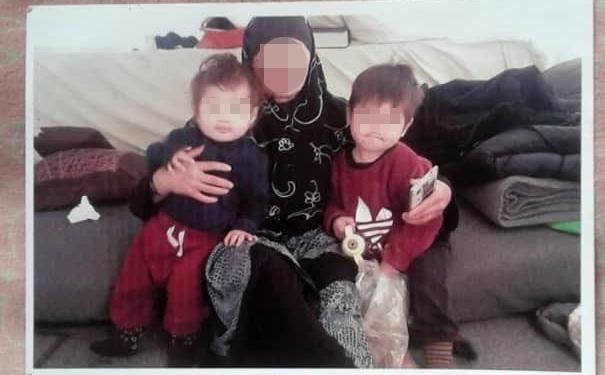 Женщина из Кыргызстана с двумя детьми в Сирии фото